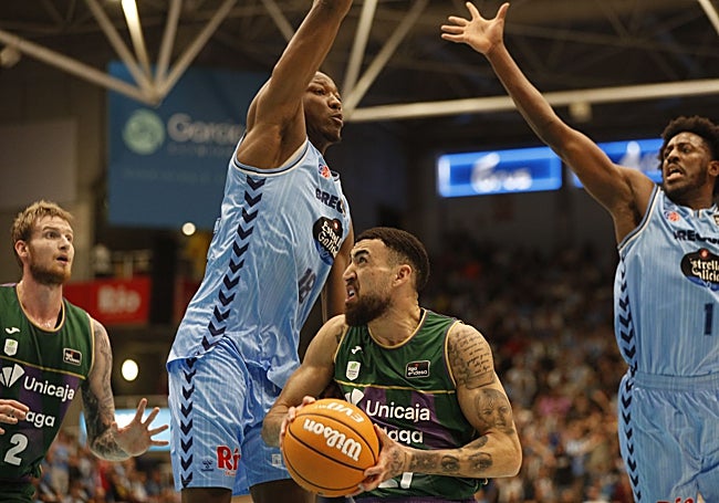 Duarte, rodeado de rivales, trata de ganarse la posición.